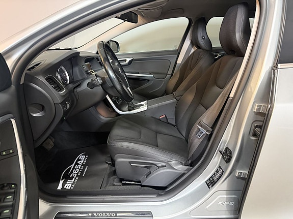 Volvo V60 2 of 15