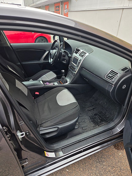 Toyota Avensis 5 of 16