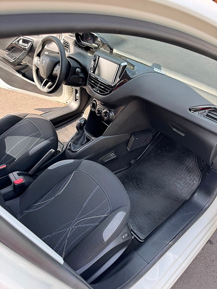 Peugeot 208 8 of 10