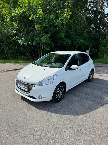 Peugeot 208 2 of 5