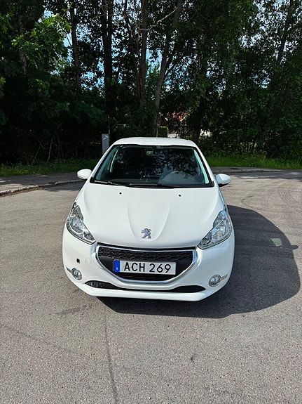Peugeot 208 3 of 5