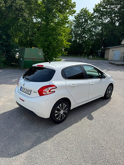Peugeot 208 4 of 5