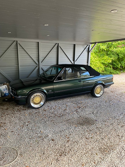 BMW 320i 2 of 5