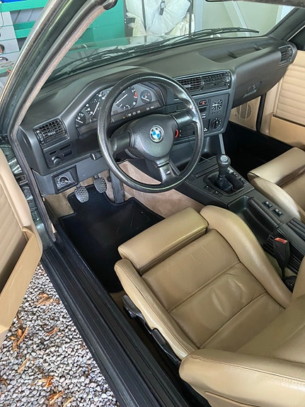 BMW 320i 3 of 5