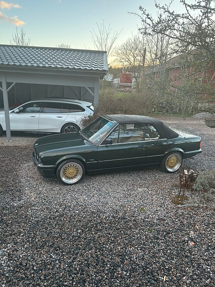 BMW 320i 4 of 5