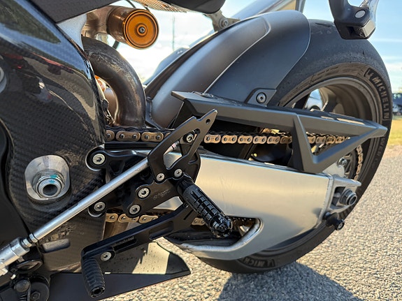 Aprilia RSV4 FACTORY 4 of 5