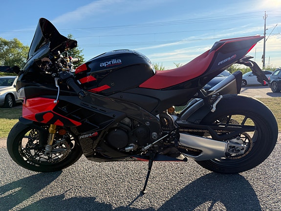 Aprilia RSV4 FACTORY 2 of 5