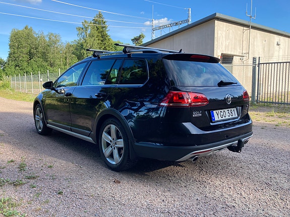 Volkswagen Golf Alltrack 2 of 5