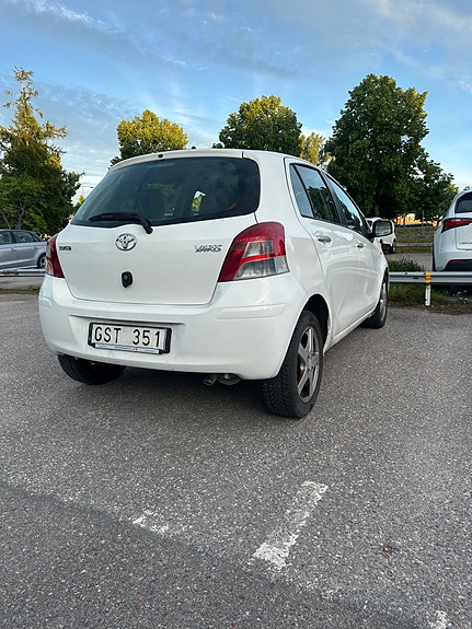 Toyota Yaris 3 of 10