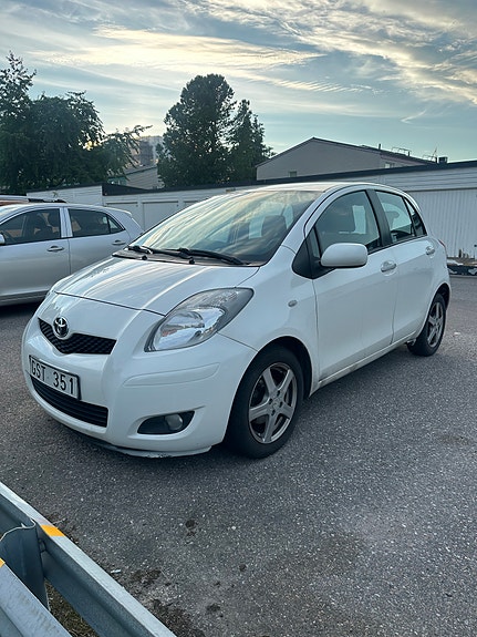 Toyota Yaris 4 of 10