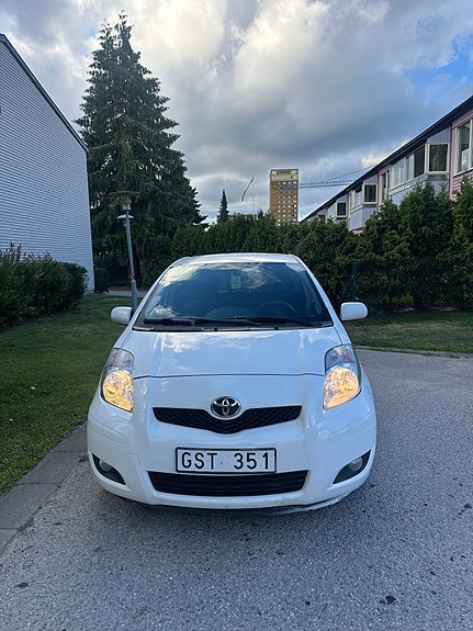 Toyota Yaris 2 of 10