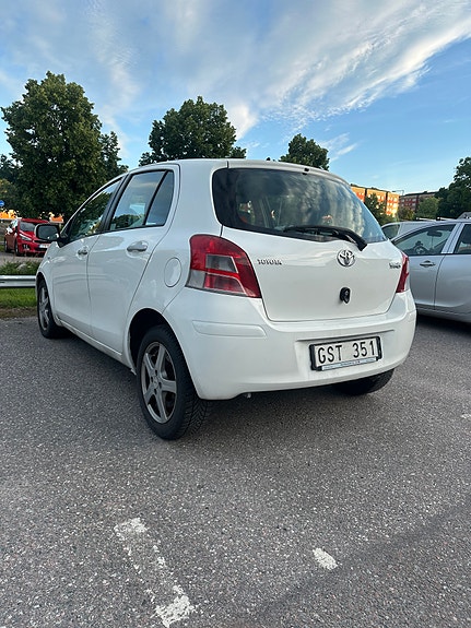 Toyota Yaris 5 of 10