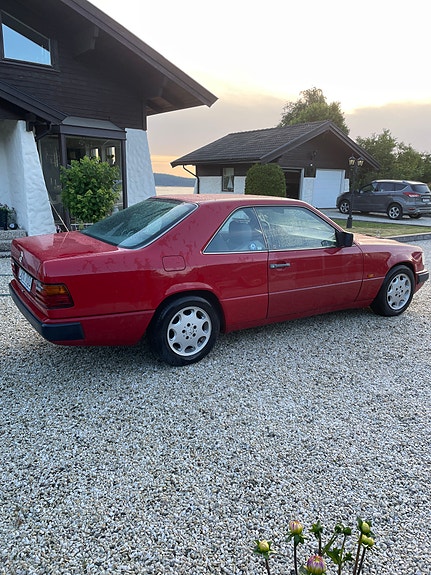Mercedes-Benz 230 CE 3 of 5