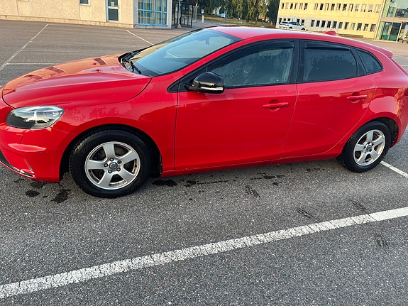 Volvo V40 4 of 5