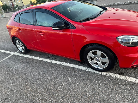 Volvo V40 2 of 5
