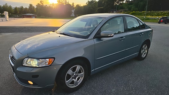 Volvo S40 2 of 5