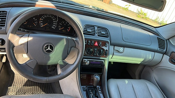 Mercedes-Benz CLK230 4 of 5