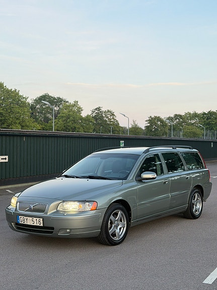 Volvo V70 2 of 5