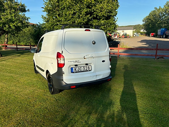 Ford Transit Courier 2 of 5