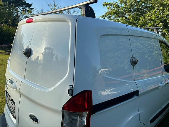 Ford Transit Courier 4 of 5