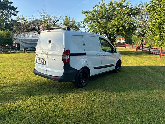 Ford Transit Courier 3 of 5