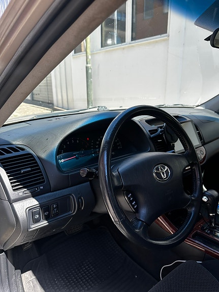 Toyota Camry 4 of 5
