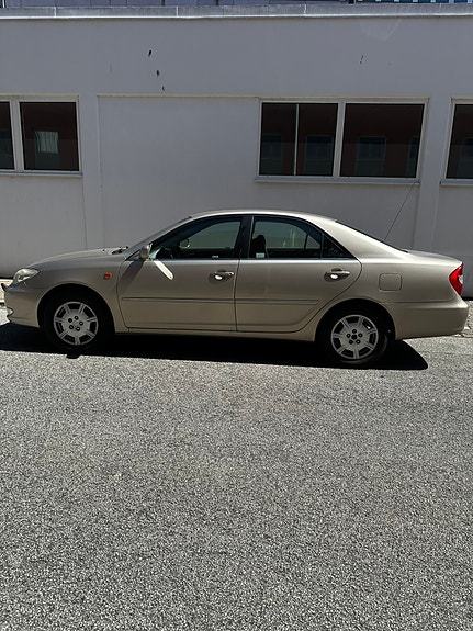 Toyota Camry 3 of 5