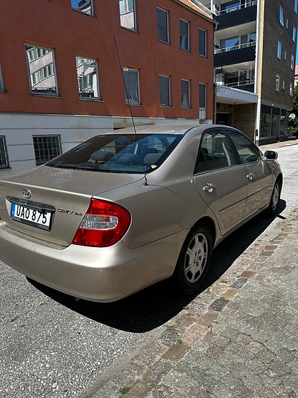 Toyota Camry 2 of 5