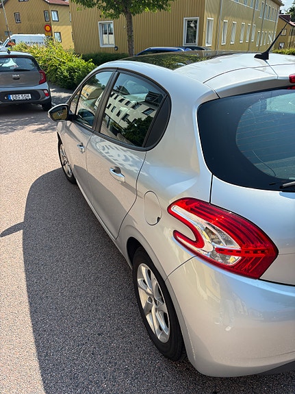 Peugeot 208 5 of 9