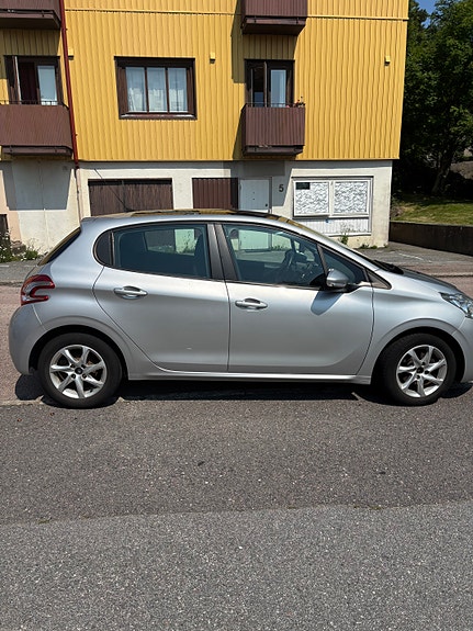 Peugeot 208 2 of 9