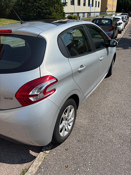 Peugeot 208 3 of 9