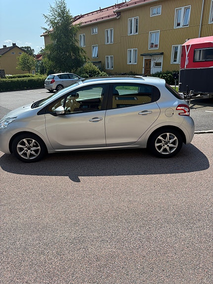 Peugeot 208 4 of 9
