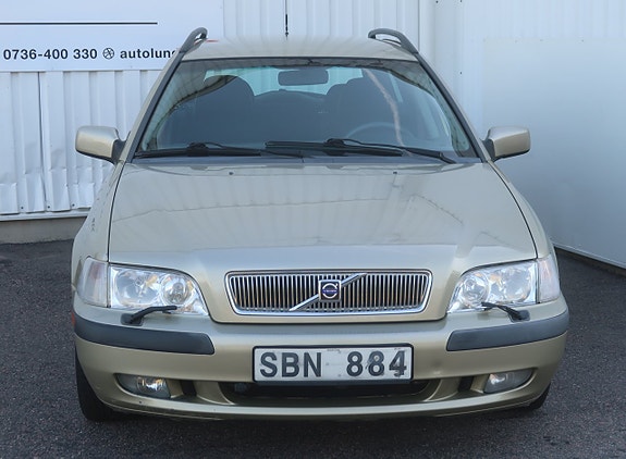Volvo V40 2 of 20