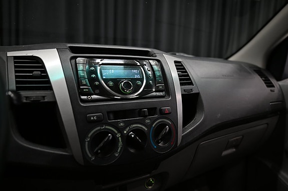Toyota HiLux 15 of 28