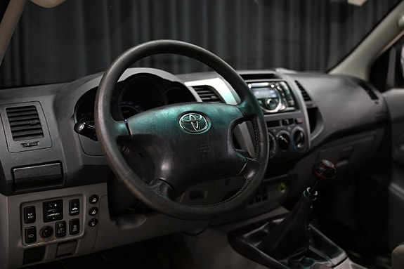 Toyota HiLux 14 of 28