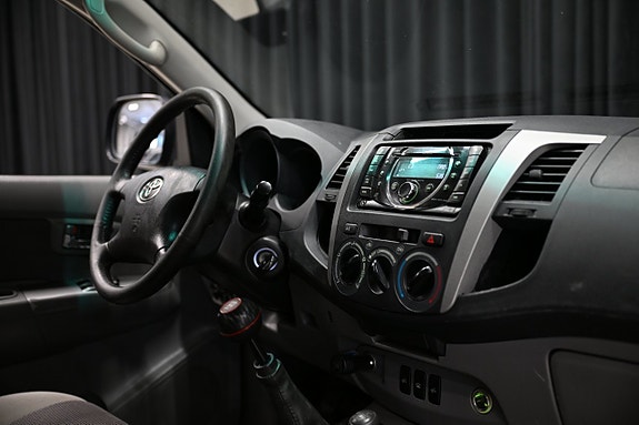 Toyota HiLux 26 of 28