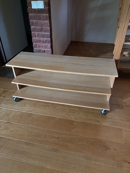 Hyllor, skrivbord, tv-bänk
