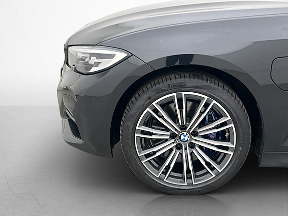 BMW 330e 28 of 30