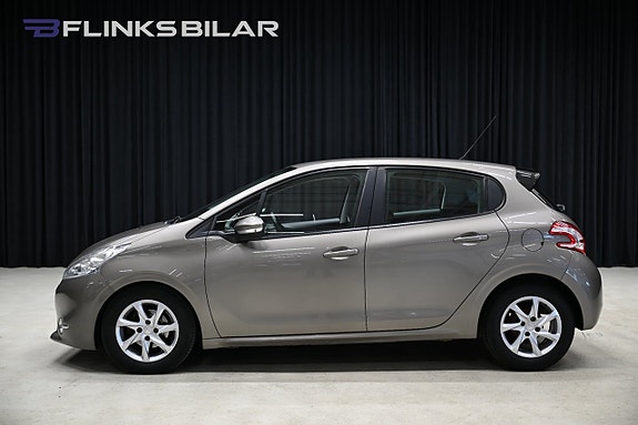 Peugeot 208 2 of 5