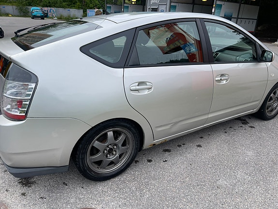 Toyota Prius 4 of 5