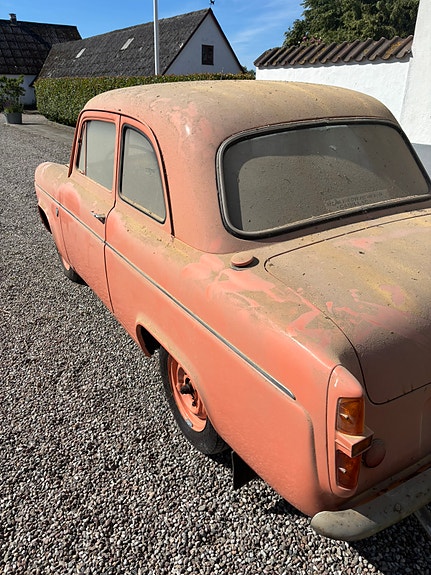 Ford Anglia 3 of 5