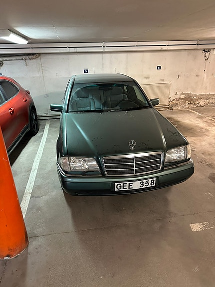 Mercedes-Benz C180 4 of 10