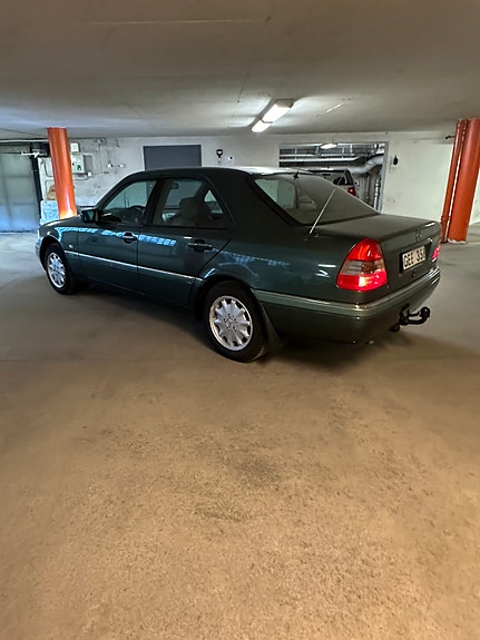 Mercedes-Benz C180 2 of 10