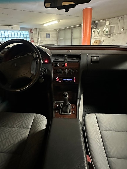Mercedes-Benz C180 5 of 10