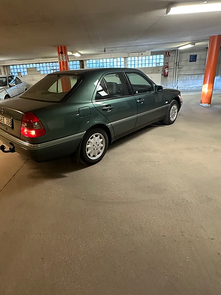 Mercedes-Benz C180 7 of 10