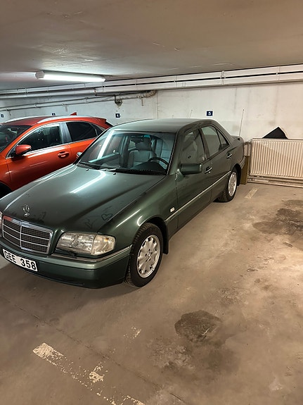Mercedes-Benz C180 3 of 10