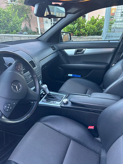 Mercedes-Benz C180 4 of 5