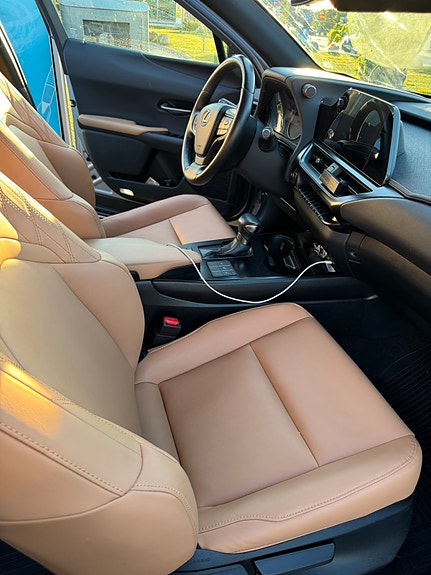 Lexus UX250h 4 of 5