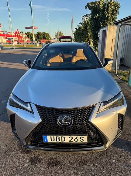 Lexus UX250h 2 of 5