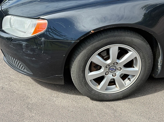 Volvo V70 3 of 5
